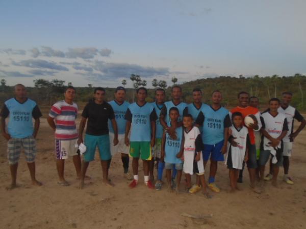 Moradores comemoram inauguração do campo do Guarani em Floriano.(Imagem:FlorianoNews)