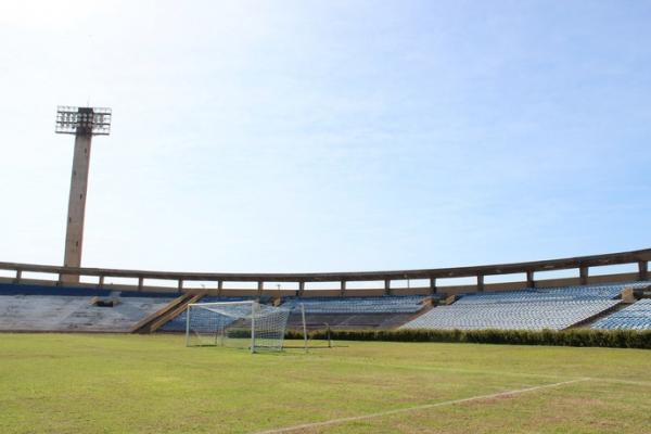 Albertão reluta em meio aos poucos cuidados em Teresina.(Imagem:Renan Morais/GloboEsporte.com)