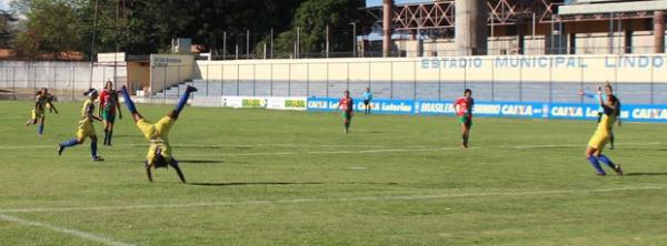 Ao lada das companheiras, Rayssa festeja vitória. Time segue próximo da classificação.(Imagem:Renan Morais)