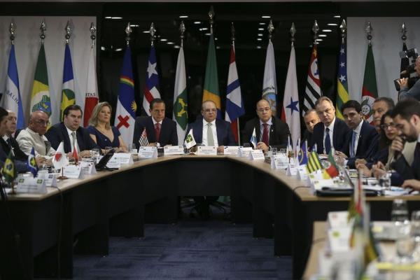 Os governadores, de São Paulo, João Doria, do Distrito Federal, Ibanez Rocha e do Rio de Janeiro, Wilson Witzel, durante a 5ª Reunião do Fórum de Governadores, na manhã desta terça(Imagem:José Cruz/Agência Brasil)