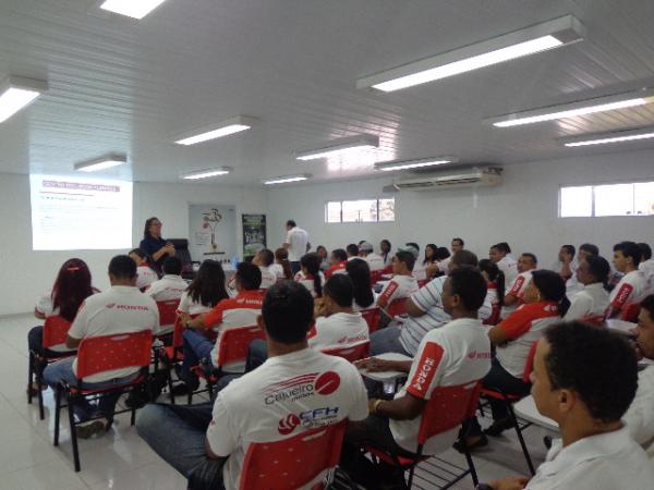 Funcionários da Cajueiro Motos participaram de treinamento sobre Gestão de Pessoas e Recursos Humanos.(Imagem:FlorianoNews)