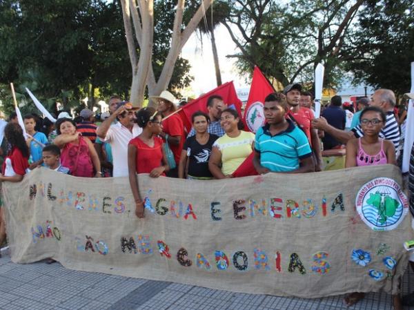 Um grupo de mulheres estendeu uma faixa repudiando os estupros coletivos.(Imagem:Ellyo Teixeira)