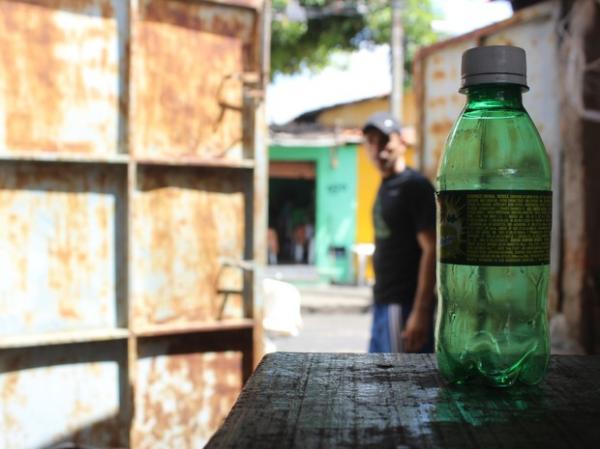 Cada quilo de garrafa pet vendido, João apura R$ 0,40.(Imagem:Fernando Brito/G1)