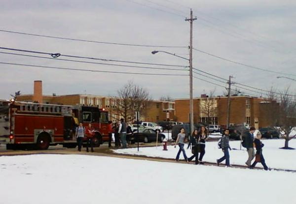Pessoas deixam a Chardon High School nesta segunda-feira (27) após o tiroteio.(Imagem:AP)
