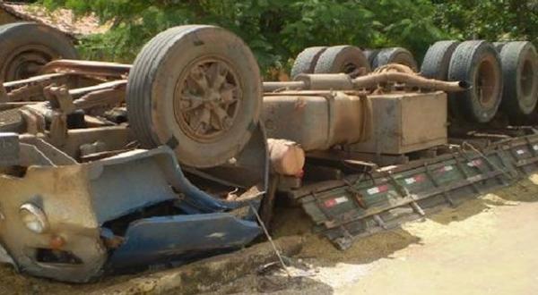 Caminhão carregado de arroz tomba e mata motorista em Ribeiro Gonçalves(Imagem:Divulgação)