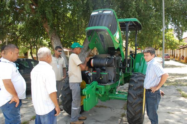 Prefeitura de Floriano entrega tratores a produtores rurais.(Imagem:Valdemir Miranda)