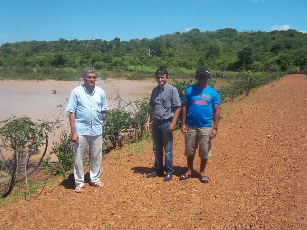 Secretário de Desenvolvimento Rural visita barragem na localidade Amolar.(Imagem:Assessoria de Imprensa)