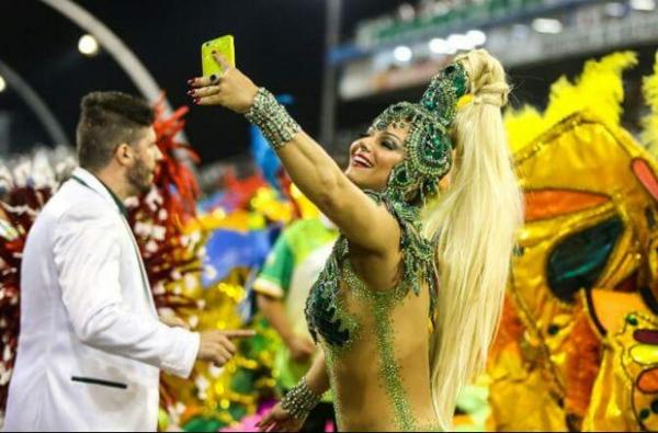 Vivi Araújo com celular na mão: penalizada pelos jurados.(Imagem: Divulgação)