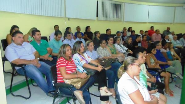 Prefeito apresenta mensagem na abertura do ano legislativo.(Imagem:Secom)