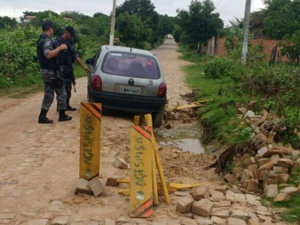 Através de denúncia de populares, automóvel furtado é recuperado pela Força Tática.(Imagem:Força Tática)