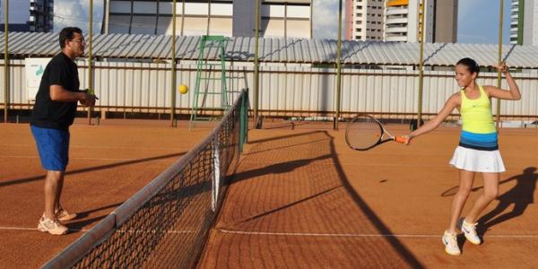 Fábio Encina em treino com a revelação do tênis piauiense, Lívia Andrade.(Imagem:Renan Morais/GLOBOESPORTE.COM)