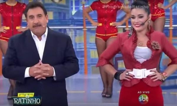 Ratinho e Milene Pavorô, assistente de palco.(Imagem:Reprodução)