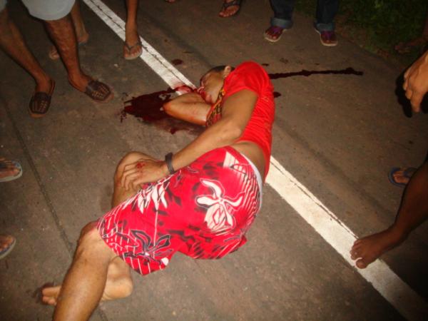 Homem estirado no chão e muito machucado(Imagem:Floriano News)
