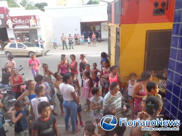 Crianças ganham presentes do Papai Noel dos Correios em Floriano.(Imagem:FlorianoNews)