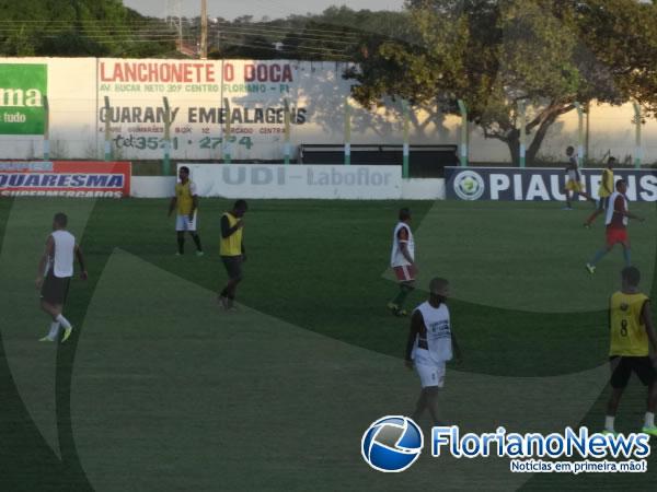 Jogadores treinam para partida solidária que acontece nesta sexta no estádio Tiberão.(Imagem:FlorianoNews)
