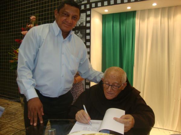 Prof. Gilmar Duarte também adquiriu um livro do Frei Antônio(Imagem:redação)