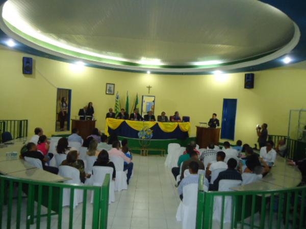 Entrega de Título de Cidadão Florianense e homenagens marcam sessão solene.(Imagem:FlorianoNews)