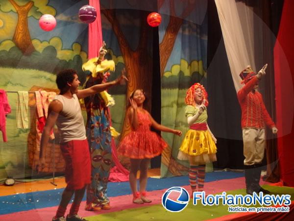 Brincantes apresentam o espetáculo