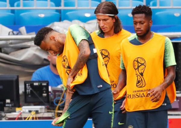 Filipe Luis, Neymar e Fred de colete no treino da seleção brasileira.(Imagem:REUTERS/David Gray)