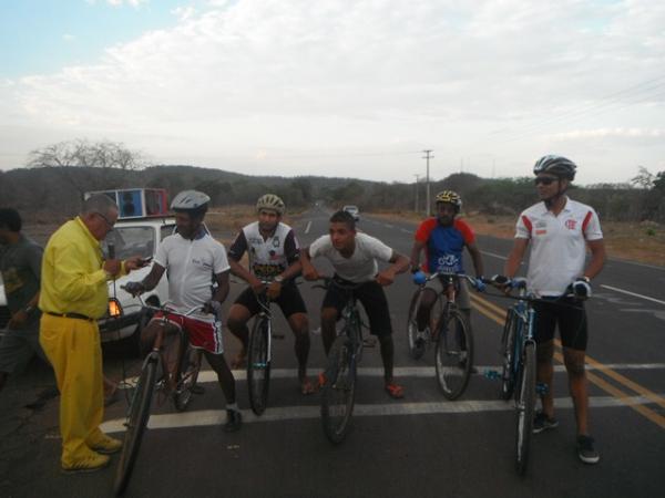 Corrida Ciclista e Pedestre reuniu atletas na localidade Pequi.(Imagem:FlorianoNews)