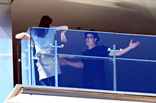 Angelina Jolie e Brad Pitt têm conversa séria em sacada de hotel.(Imagem:AKM-GSI/ Agência)