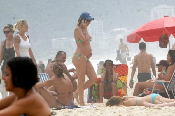 Luana Piovani exibe barriguinha de grávida na praia de Ipanema, na Zona Sul do Rio de Janeiro.(Imagem:J. Humberto / Ag.News)