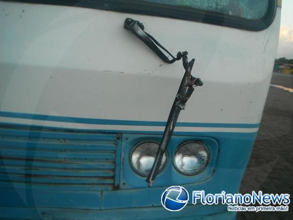 Ônibus de transporte escolar sofre ato de vandalismo em Floriano.(Imagem:FlorianoNews)