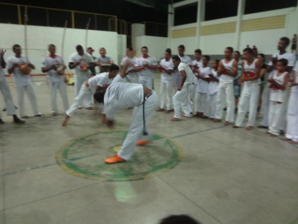 Grupos de capoeira realizaram batizado e trocas de cordas.(Imagem:FlorianoNews)