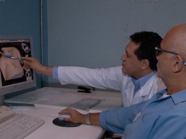 Equipe médica avalia quadro de garoto que teve galho atravessado no corpo.(Imagem:Reprodução/TV Clube)