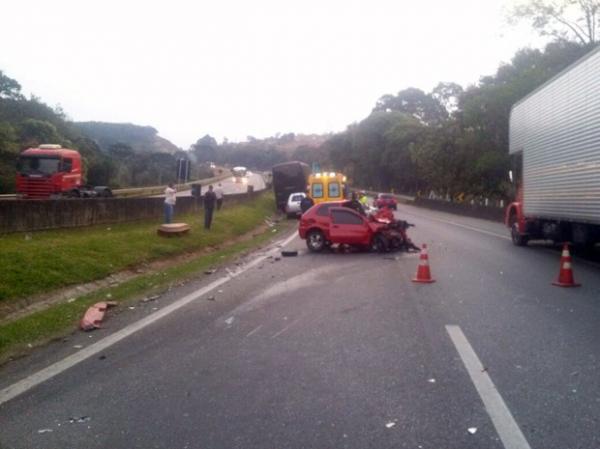 Segundo Polícia Rodoviária, carro entrou na contramão e bateu em ônibus na Fernão Dias.(Imagem:Polícia Rodoviária Federal)