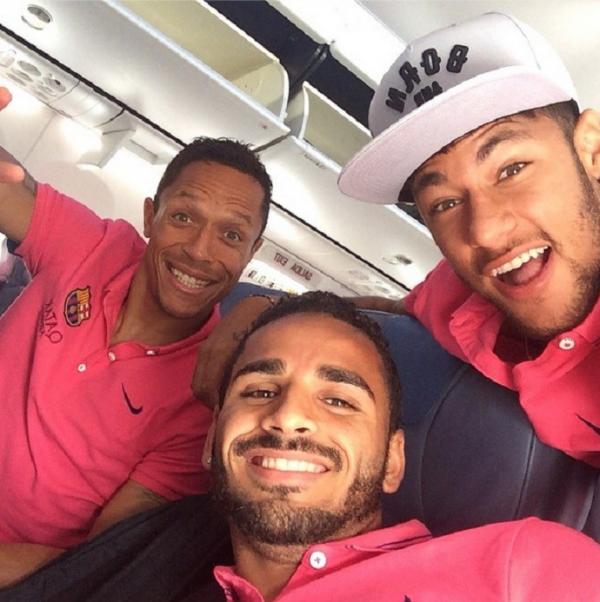 Neymar posa com Adriano e Douglas antes de viajar para Málaga(Imagem:Reprodução/Instagram)