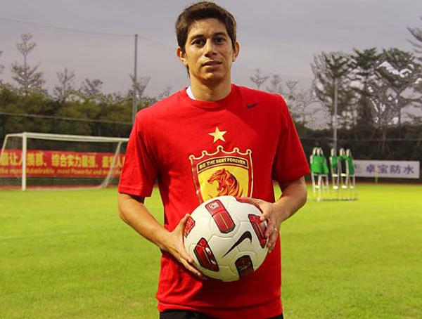 Principal jogador do Evergrande, Conca exibe camisa comemorativa com estrela.(Imagem:Divulgação)