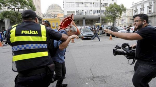 Jornalista da TV Globo Caco Barcelos é agredido e expulso do protesto dos servidores.(Imagem:Agência O Globo)