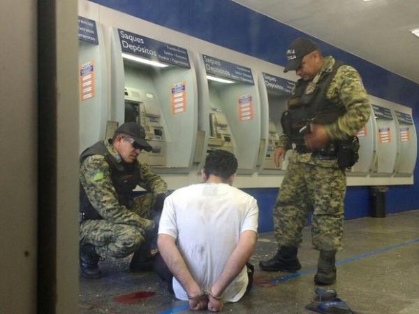 Policiais militares foram até a agência fizeram a prisão em flagrante.(Imagem:Fernando Brito/G1)