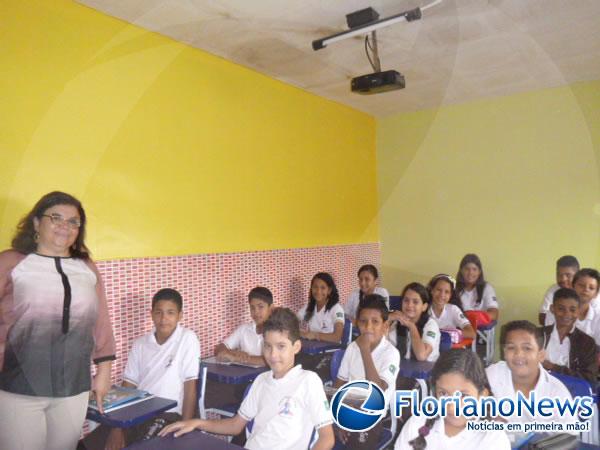 Professora Socorro Carvalho recepciona alunos da Escola Pequeno Príncipe na volta às aulas.(Imagem:FlorianoNews)