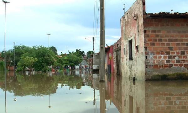 Casas atingidas pela inundação do Rio Poti na região entre os bairros Água Mineral e Risoleta Neves, na Zona Norte de Teresina.(Imagem:TV Clube)