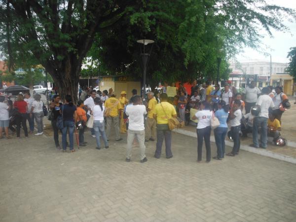 Servidores municipais reivindicam salário atrasado em Floriano.(Imagem:FlorianoNews)