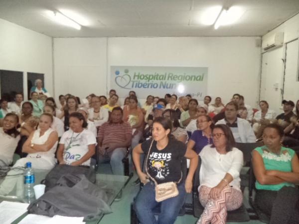 Reunião esclarece dúvidas sobre a terceirização do Hospital Regional de Floriano.(Imagem:FlorianoNews)