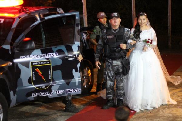 Noiva realiza sonho do noivo ao chegar na cerimônia de casamento em carro da Polícia Militar.(Imagem:Arquivo Pessoal)