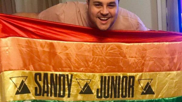O fã de Sandy e Junior, Pedro Henrique Castro exibe com orgulho a bandeira LGBT da turnê 