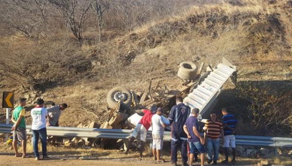 Caminhão com pedras tomba e mata cinco pessoas no Piauí.(Imagem:Cidadeverde.com)