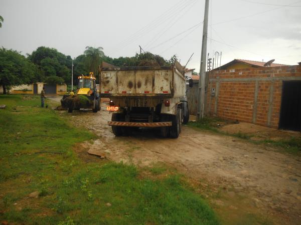 Prefeitura já começou mutirão de limpeza nos bairros de Floriano.(Imagem:FlorianoNews)