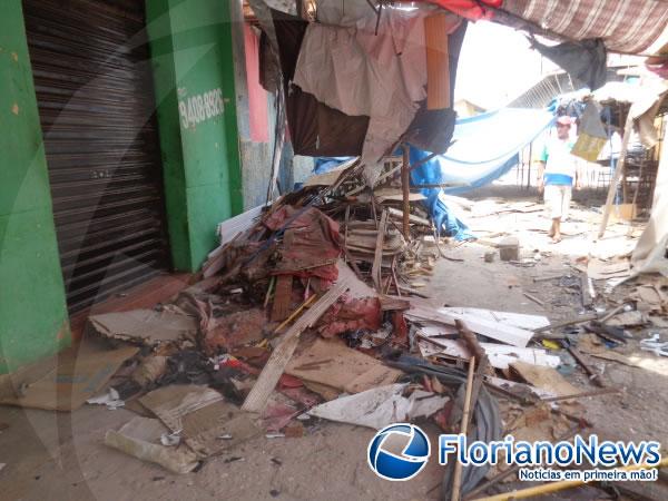 Veículo invade Calçadão e destrói barracas em Floriano.(Imagem:FlorianoNews)