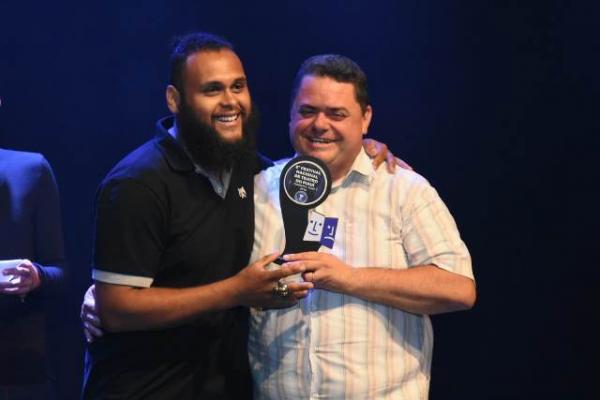 Nilson Ferreira agradece homenagem no Festival Nacional de Teatro de Floriano.(Imagem:Divulgação)