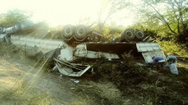 Carreta fica destruída após tombamento na zona rural de Floriano.(Imagem:FlorianoNews)