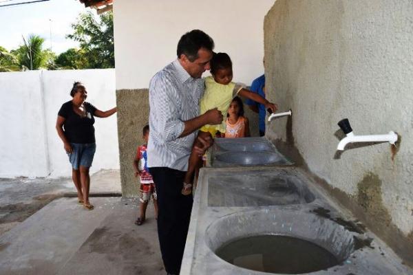 Prefeito Gilberto entrega a reforma do chafariz da Vila Leão.(Imagem:Secom)