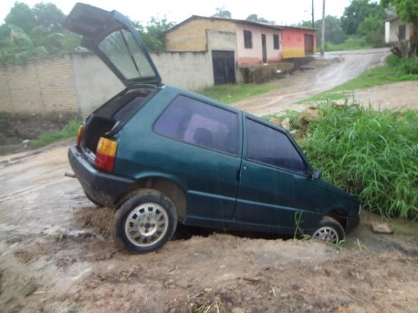 Motorista embriagado sofre amnésia alcoólica e esquece carro próximo a riacho.(Imagem:FlorianoNews)