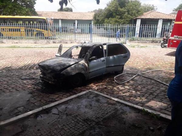 Carro fica totalmente destruído após pegar fogo em frente à Prefeitura de Floriano.(Imagem:Reprodução/Whats App)