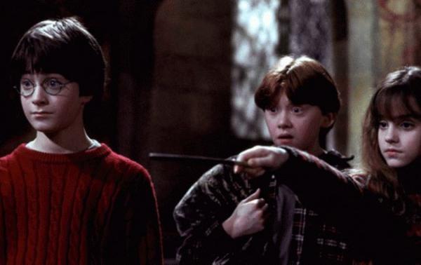 Os personagens Harry Potter, Rony Weasley e Hermione Granger no cinema,(Imagem:Divulgação)