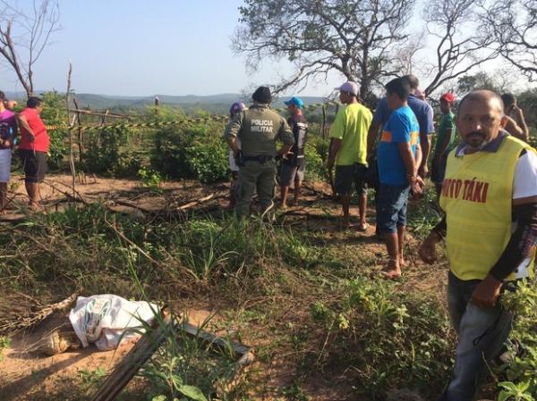 Corpo de um dos assaltantes foi encontrado em um matagal de Barro Duro.(Imagem:Anísio Neto Pereira)